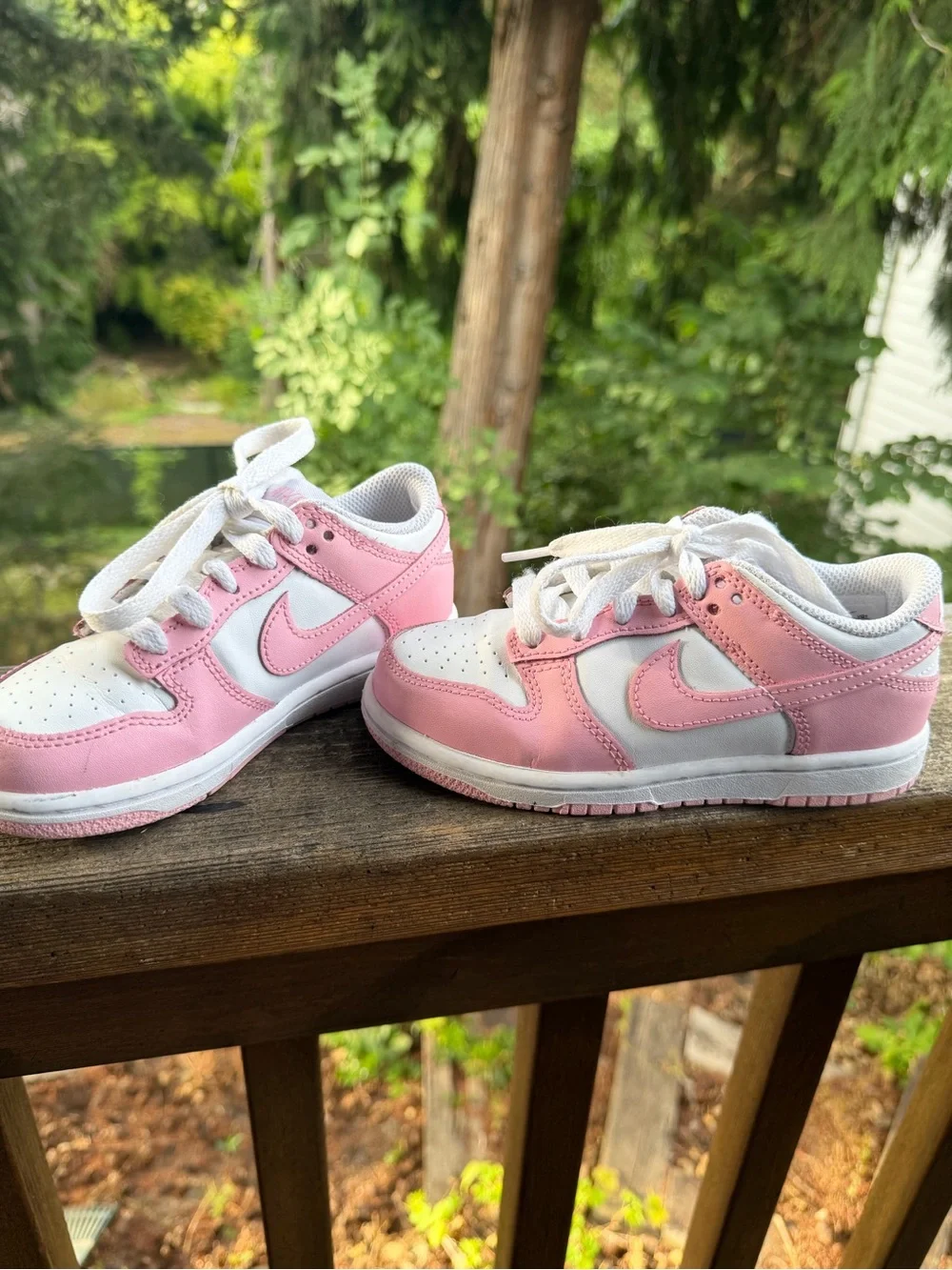 Nike Kids Low-Top Sneakers in Pink and White